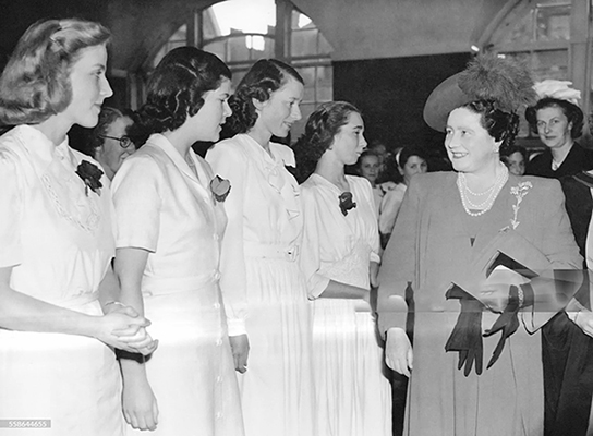 Large Brooches: Symbols of Luxury in the Looks of Queens