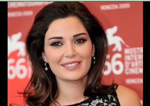 يزن السيد يفاجئ سيرين عبد النور في كليبها الجديد “عاملن عقدة”