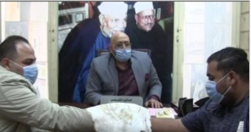 “مأذون المشاهير”: حكايات زيجات وطلاقات نجوم الفن